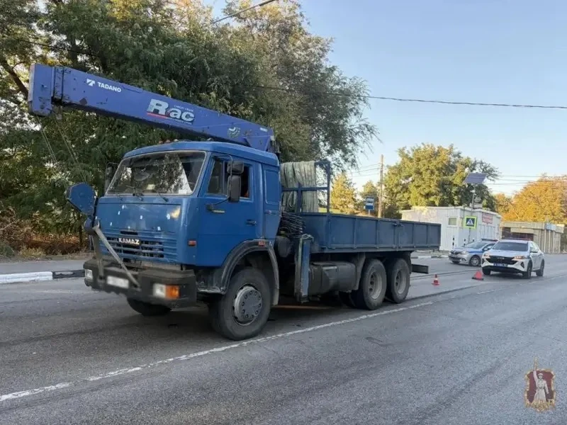 КамАЗ и автомобиль полиции на месте ДТП, фото из выбранной публикации