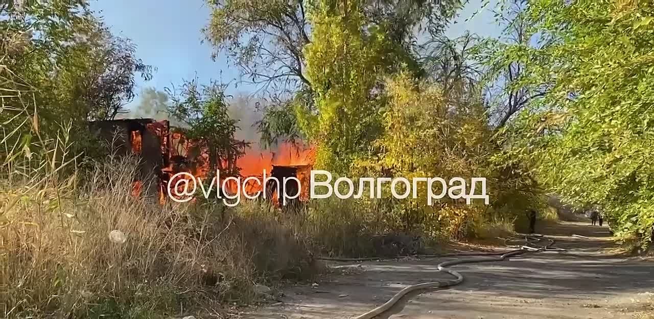 Горящее расселённое здание, кадр из публикации о трёх пожарах